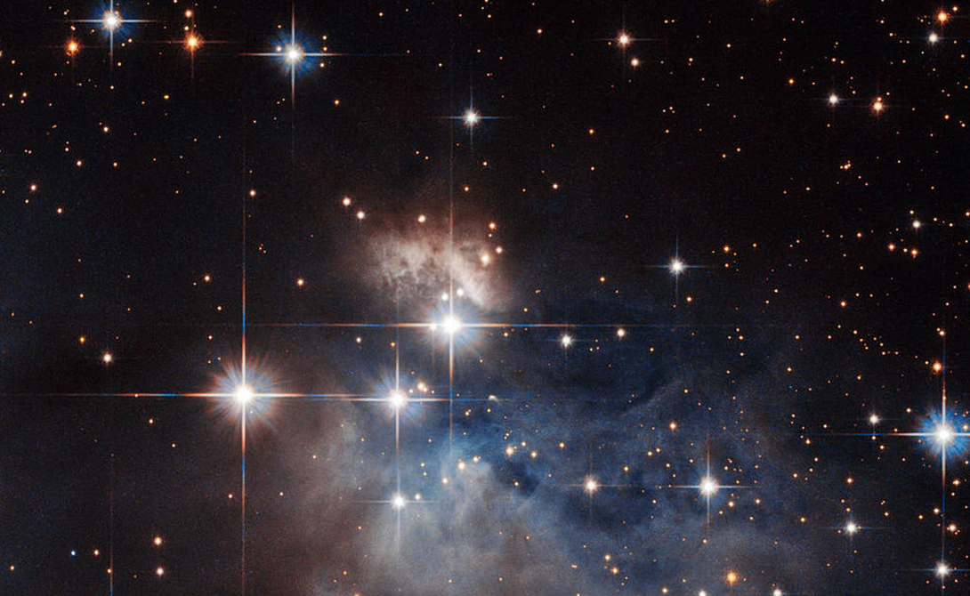 Божественный след
Сравнительно недавний снимок, сделанный телескопом в марте этого года. Хаббл запечатлел звезду IRAS 12196-6300, находящуюся на невероятном расстоянии в 2300 световых лет от Земли.