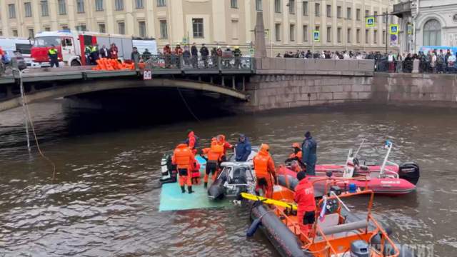 Автобус с пассажирами упал в реку Мойку