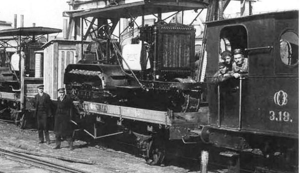 Петроградские тракторы "Холт" отправляются с завода, 1922 год