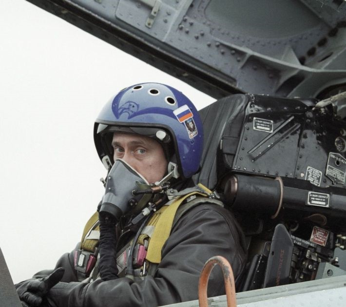 Путин в кабине истребителя-перехватчика СУ-27 после перелета из Краснодара в Чечню, 2000 г. © РИА Новости охрана, президенты