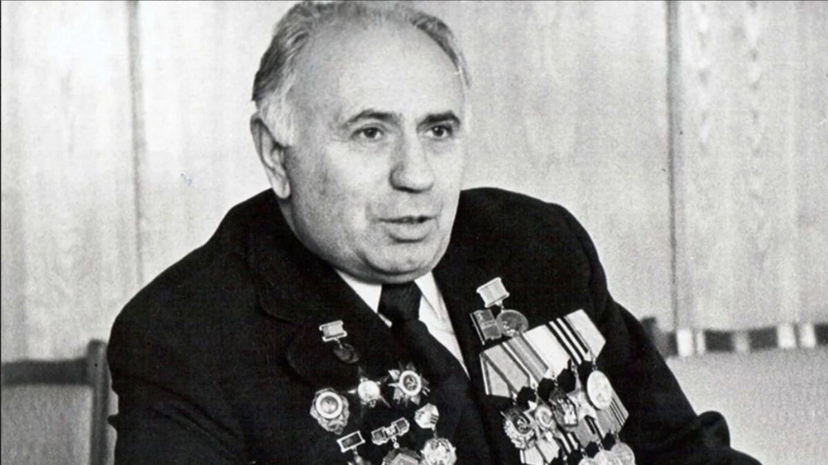 За что Горбачев решил расстрелять участника парада Победы, кавалера 4 орденов и обладателя 5 медалей. Какое "злодейство" совершил герой ВОВ
