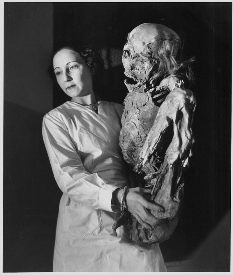 Работница музея естественной истории с перуанской мумией, Париж, 1943 год 