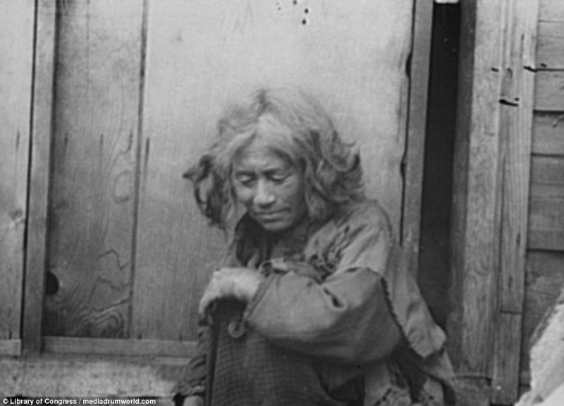 Пожилая женщина у деревянного дома айны, история, народ, фотография