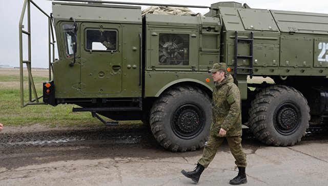 Военнослужащий у оперативного-тактического комплекса Искандер. Архивное фото