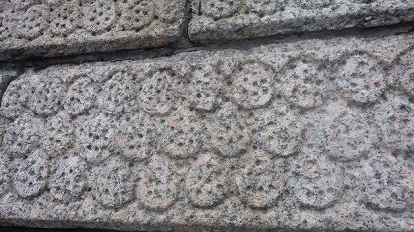 Часть узоров уже съела эрозия. 