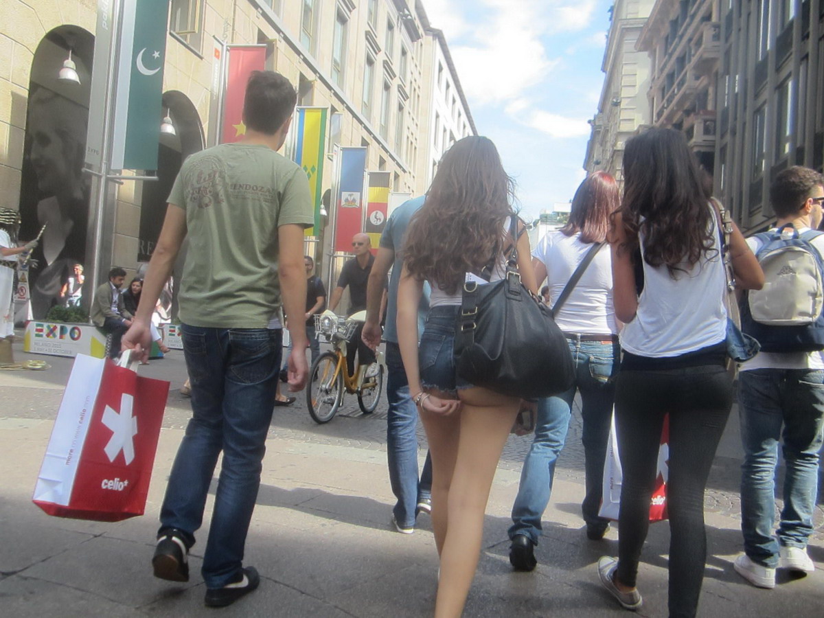 Девушки показывают задницы на улице (34 фото)