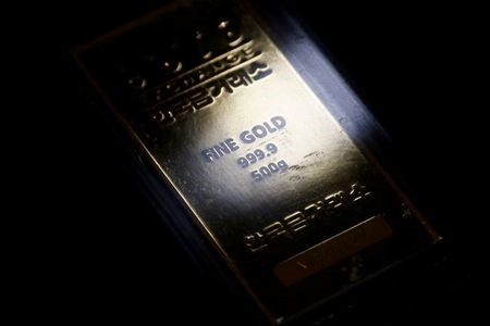 Слиток золота на бирже Korea Gold Exchange в Сеуле, Южная Корея, 6 августа 2020 года. REUTERS/Kim Hong-Ji