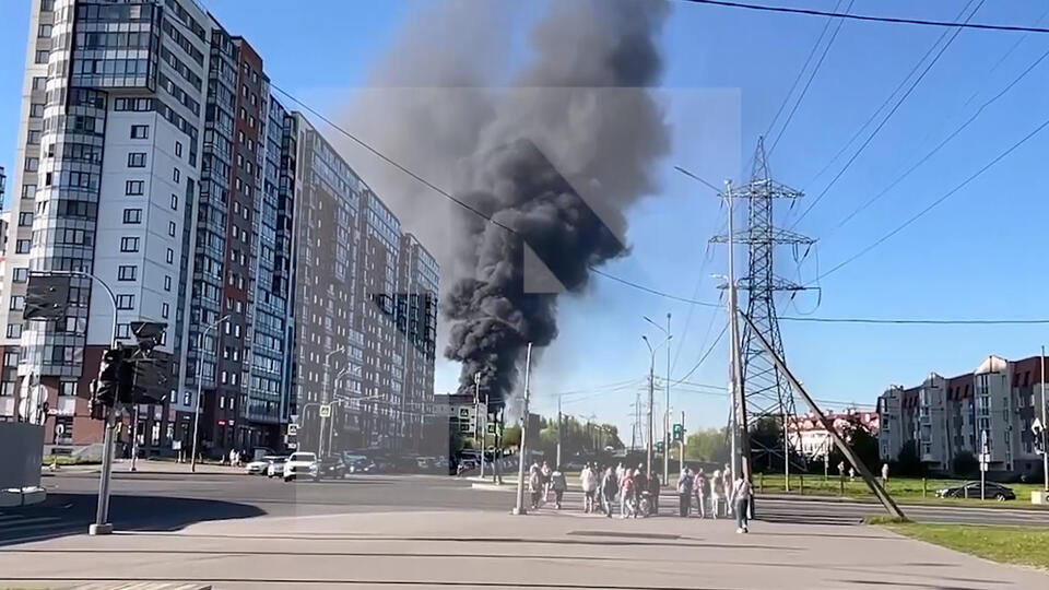 Пожарные ликвидировали крупное возгорание на заводе в Петербурге
