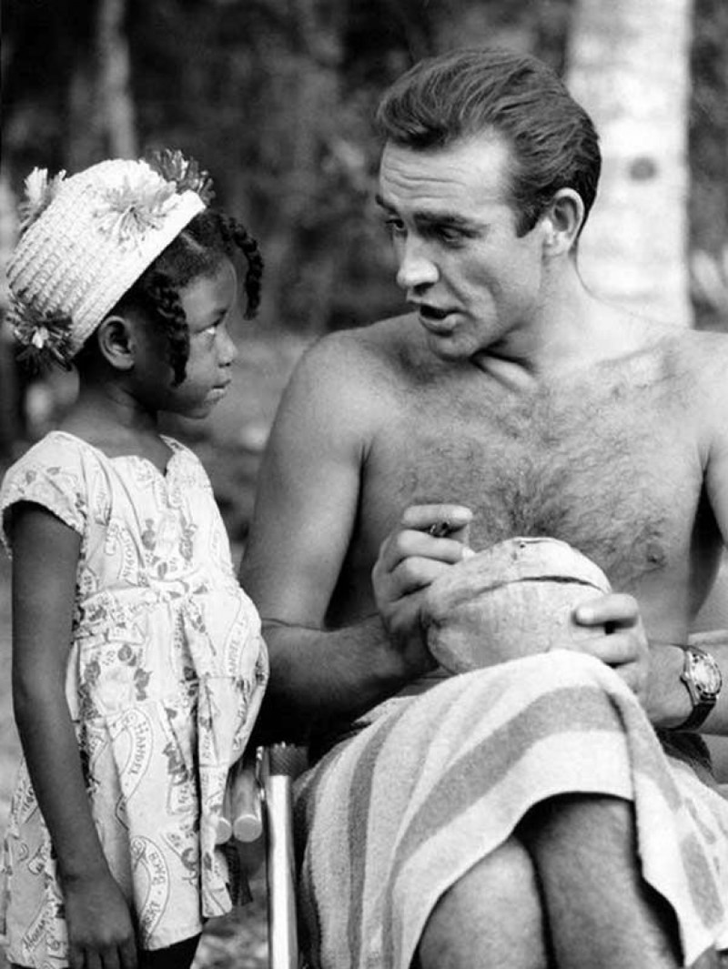 Шон Коннери подписывает кокос для маленькой фанатки из Ямайки на съемках фильма «Доктор Ноу», 1962 год. СССР, авто, девушки, история, факты, юмор