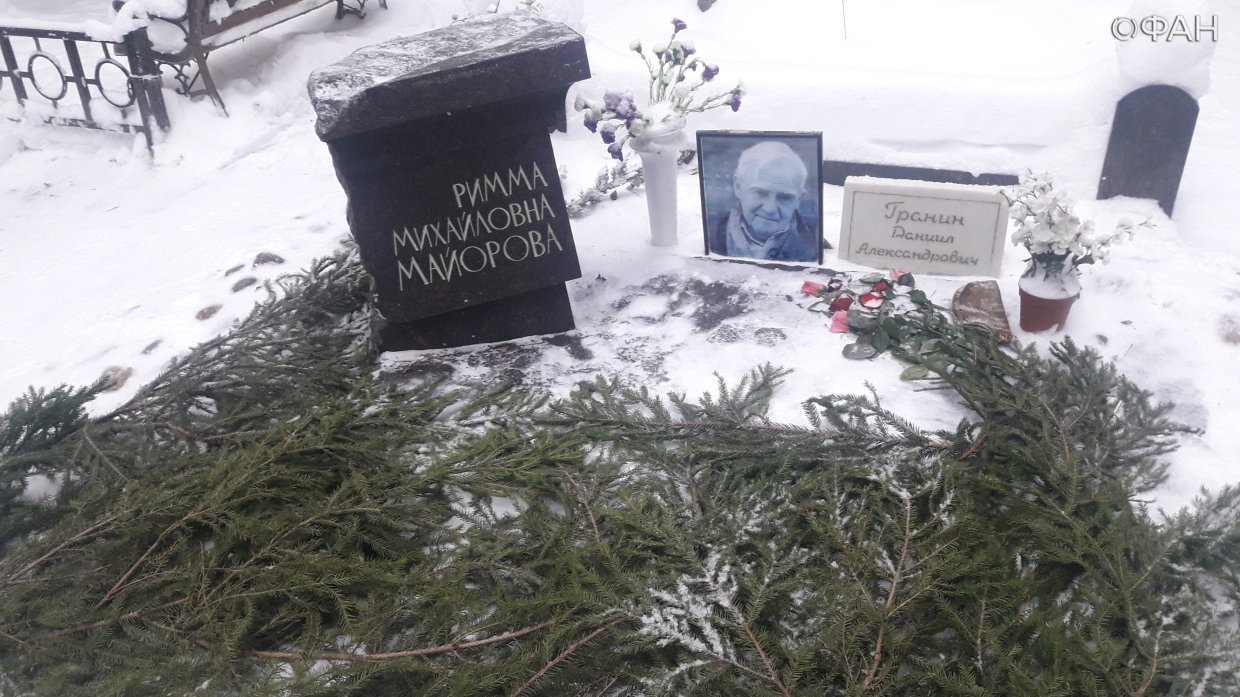 Беглов возложил цветы к могиле Гранина в честь столетия со дня рождения писателя