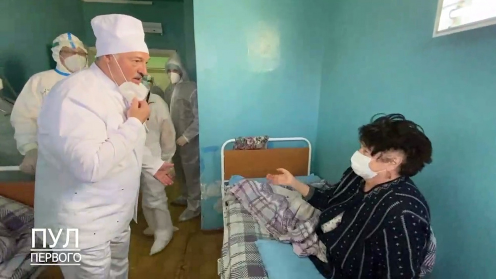 «Живой я»: Лукашенко снял маску в ковидном госпитале для подтверждения того, что он не двойник
