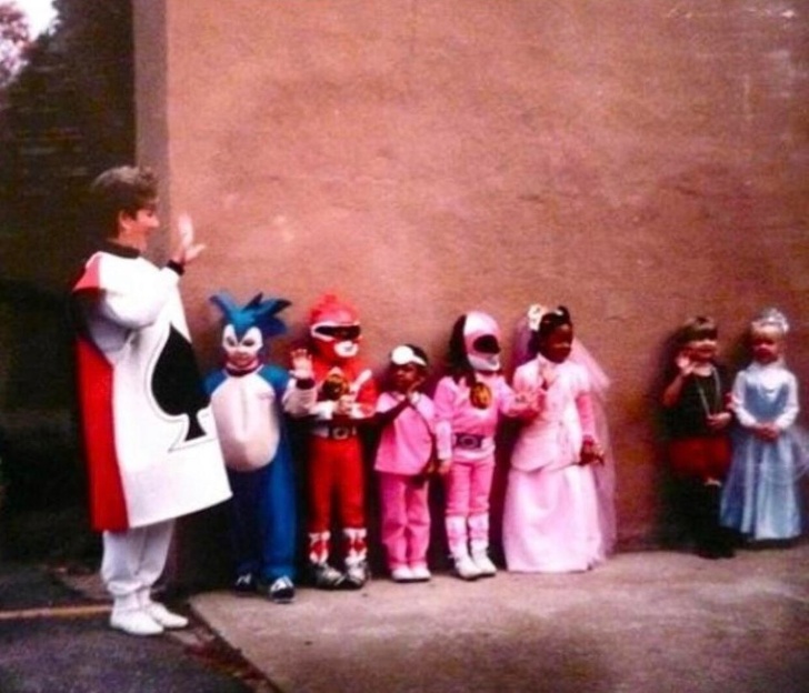 Пользователи сети показали сумасшедшие костюмы, в которые их наряжали в детстве (Мушкетеры и снежинки и рядом не стояли)