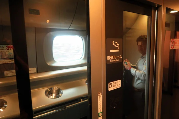 Неожиданная лояльность японцев к курению Неожиданная лояльность японцев к курению