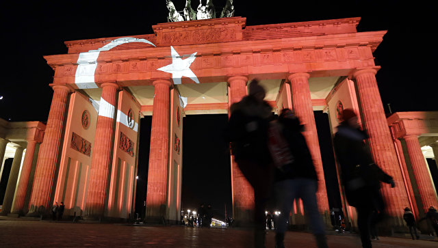 Проекция флага Турции в Берлине. Архивное фото