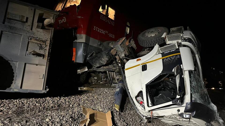 Один человек пострадал при столкновении поезда и грузовика под Хабаровском