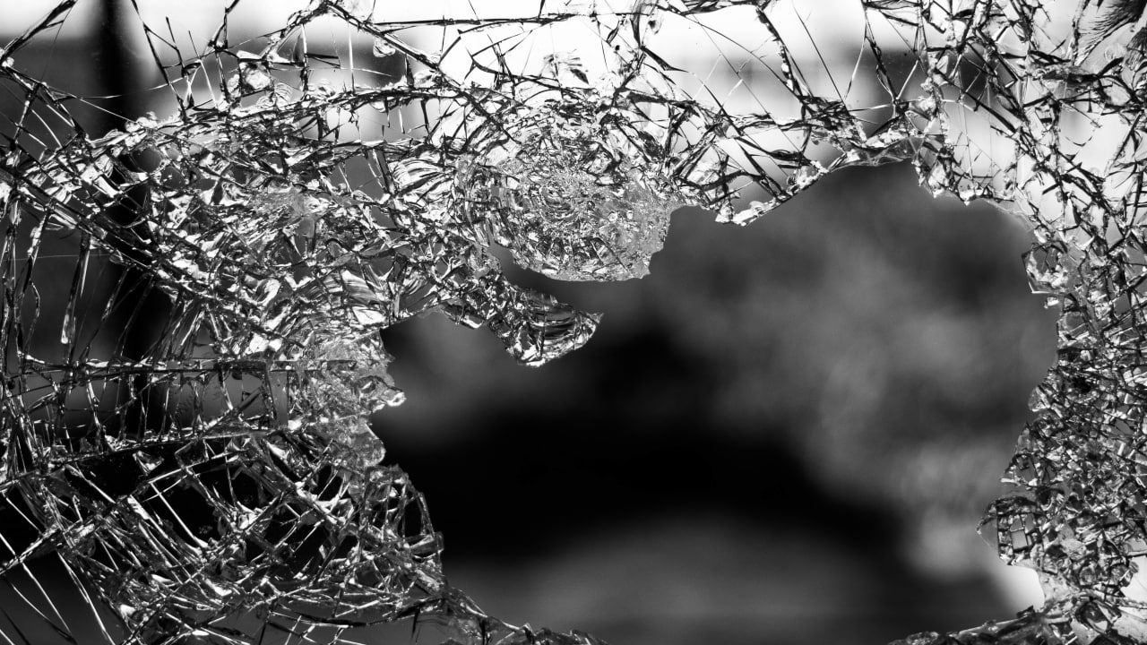 Строительные леса рухнули на автомобили в Москве