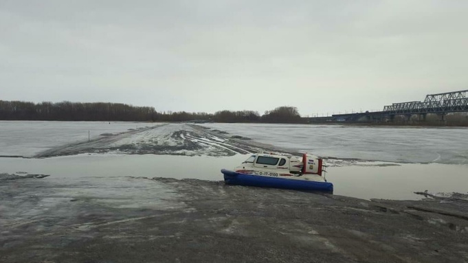 В Камне-на-Оби начали переправлять пассажиров через Обь на катере