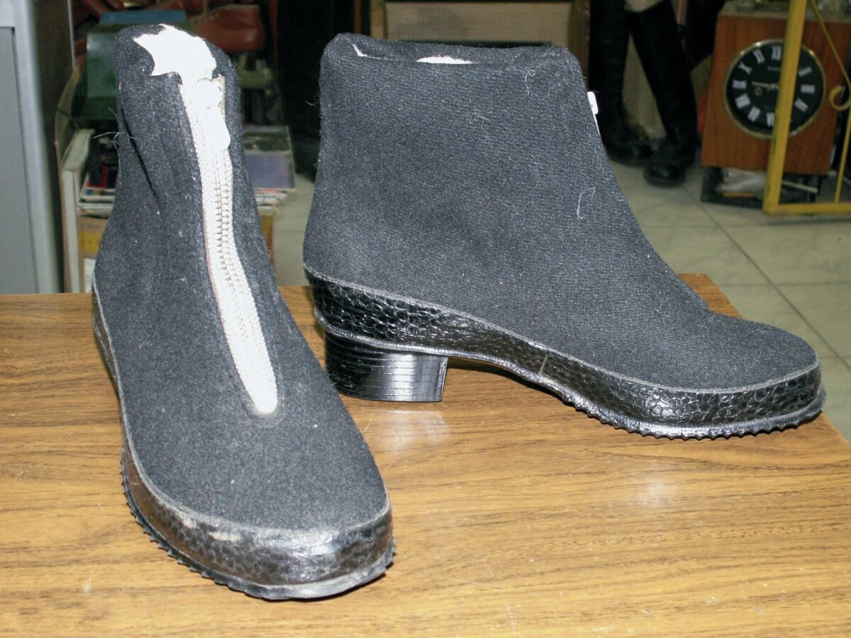 Женские ботинки-сапожки «Прощай молодость» на каблуке. Стоимость лота 1250 рублей. Фото: meshok.net