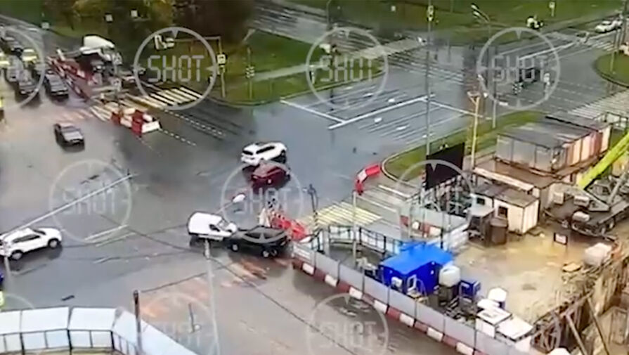 Shot: в Москве полковник полиции проехал на красный, врезался в машину и сбил пешеходов