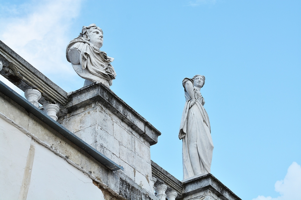 Усадьбу Архангельское украшают многочисленные скульптурные композиции на тему Древней Греции