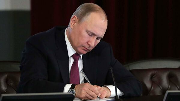 Путин подписал закон о праве ЦИК просить об удалении агитации в интернете