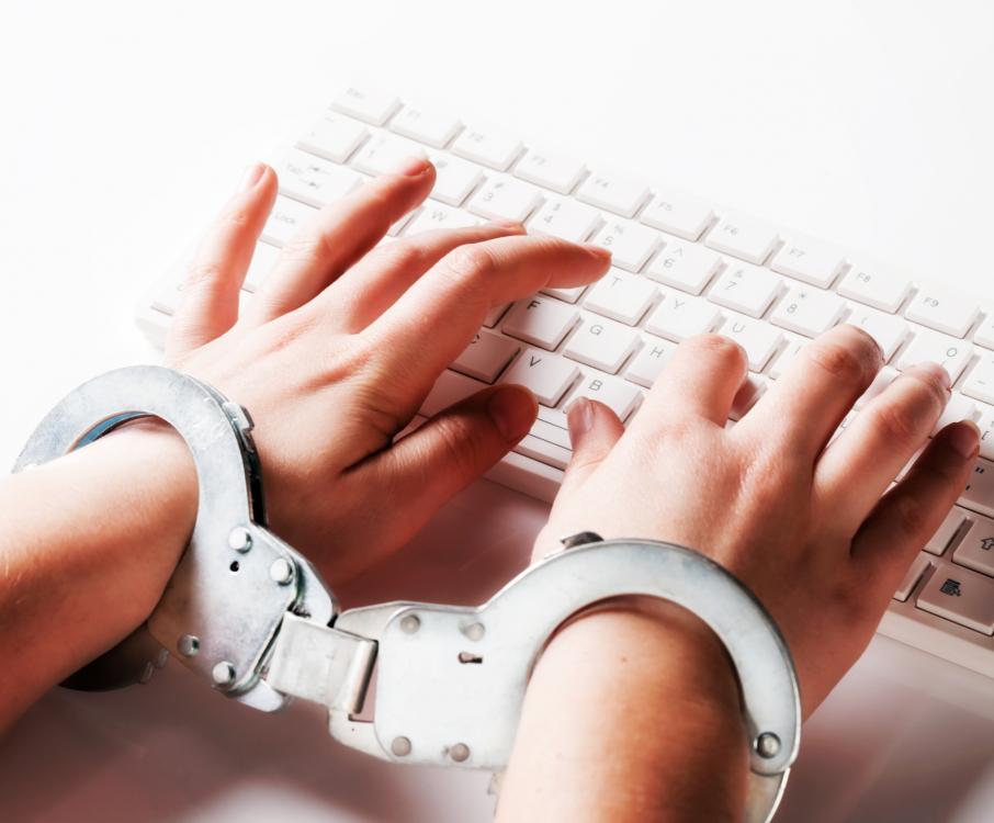 День свободы интернета. Наручники на клавиатуре. В наручниках за компьютером. Интернет в наручниках. Человек в наручниках клавиатура.