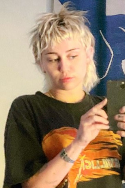 Еще короче: мама Майли Сайрус сделала ей новую стрижку Еще короче: мама Майли Сайрус сделала ей новую стрижку Было/Стало