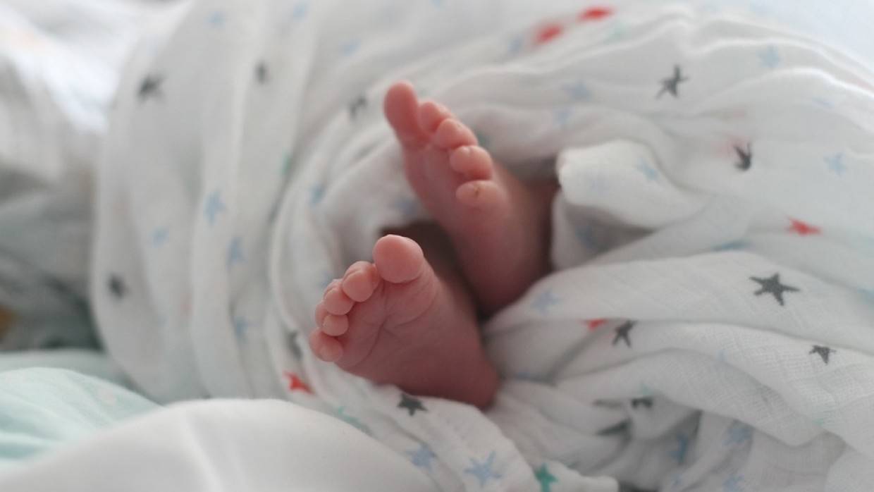 Американка выбросила младенца в мусорный контейнер Американка выбросила младенца в мусорный контейнер Происшествия