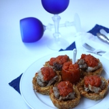 Картофельные корзинки со свининой и томатным соусом