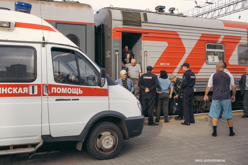 Скорая железнодорожный. Поезд скорой помощи. Скорая на вокзале. Скорая на ЖД вокзале. Скорый поезд.