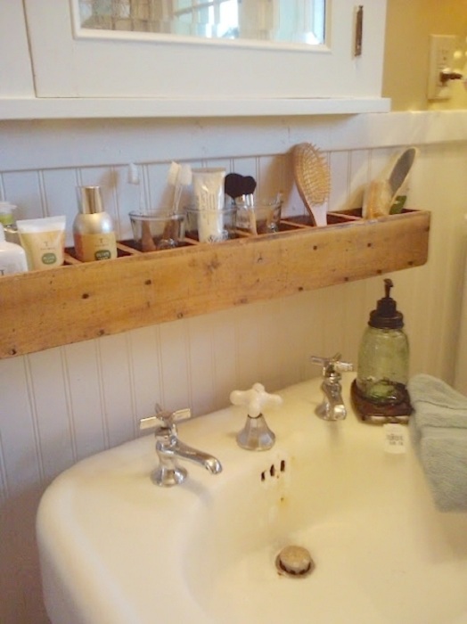 Удобная полочка в деревянном исполнении, которая преобразит интерьер ванной комнаты.