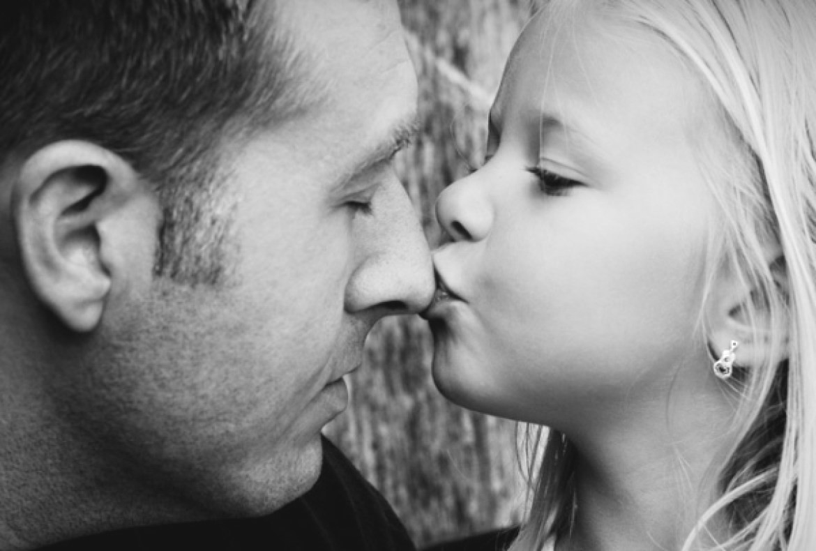 Полная дочка папу. Папа целует дочку. Поцелуй папу. Дочь целует папу. Отцовский поцелуй.