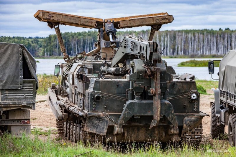 Монстр в лесах Подмосковья. Инженерный танк БАТ-2 авто и мото,БАТ-2,интересное