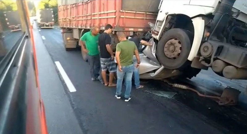 Водитель выжил в сплющенном грузовиками автомобиле аварии,авто и мото,автоновости,видео