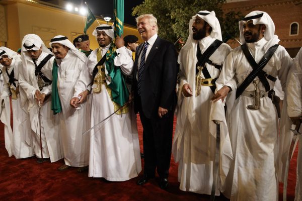 В сети появилось видео танца с саблями Трампа и Тиллерсона в Саудовской Аравии