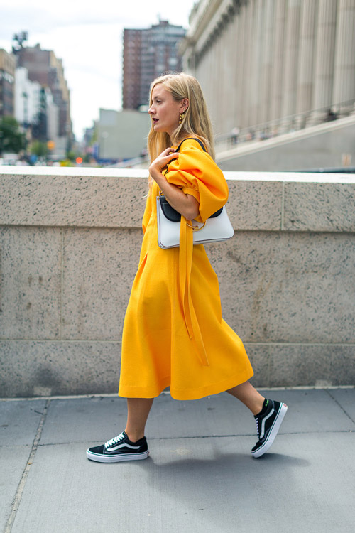 Kate Foley в ярко желтом платье миди и кедах - уличная мода Нью-Йорка весна/лето 2017