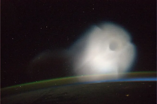 В октябре 2013 года команда МКС наблюдала странное медузообразное облако над Землёй. Позже выяснилось, что это был след от российской ракеты, запущенной из Казахстана. Но были и другие случаи возникновения странных облаков, в том числе с молниями, бьющими из них в космос. Учёные надеются понять природу подобных феноменов с помощью дальнейших наблюдений.