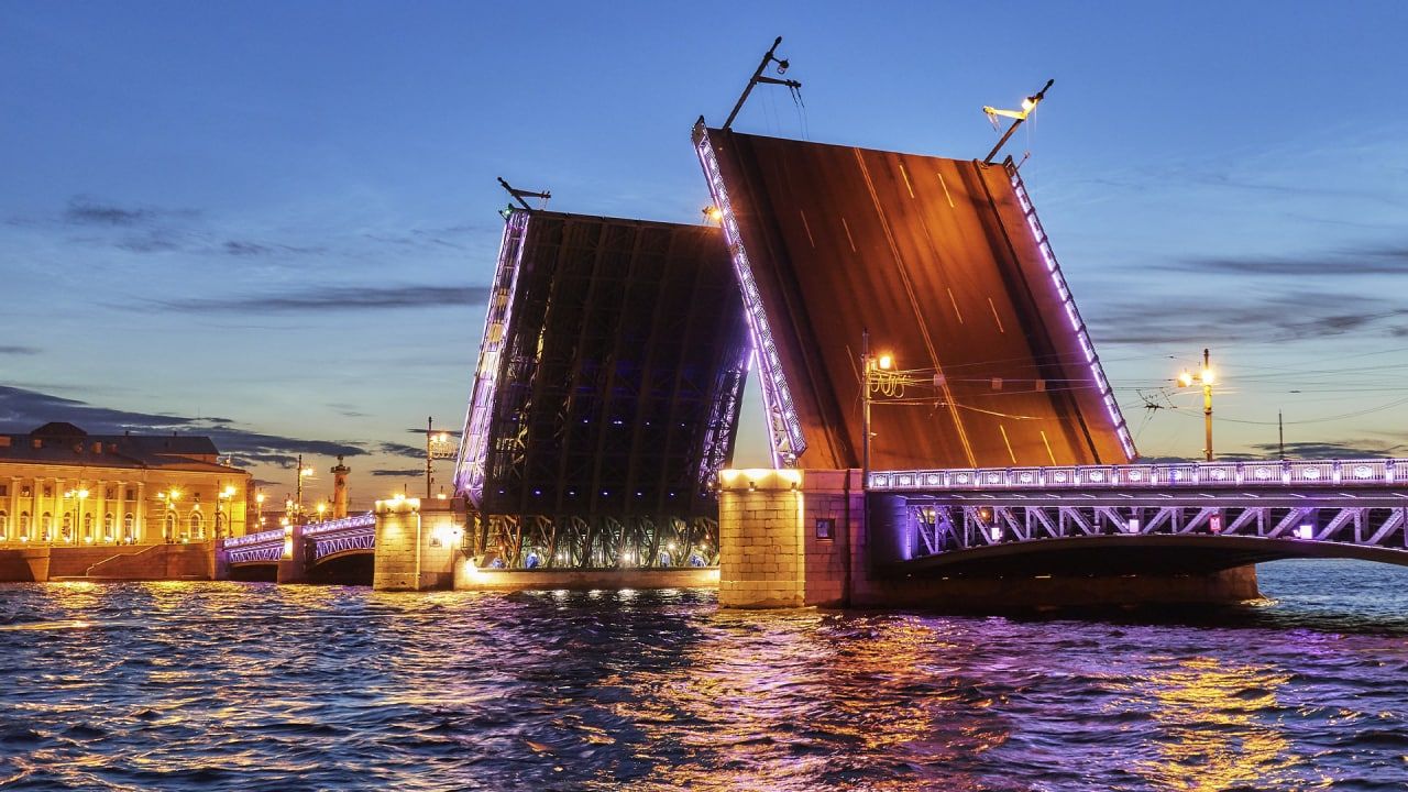 Сервис Rutube оборудовал инсталляцию со взлетающей ракетой на Дворцовом мосту