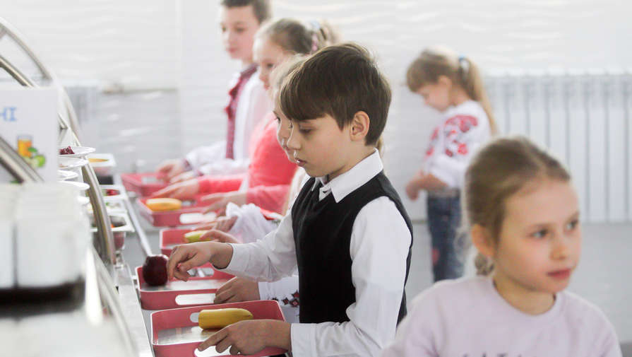 Эксперты объяснили, почему не получится сэкономить на школьных обедах, принося еду из дома