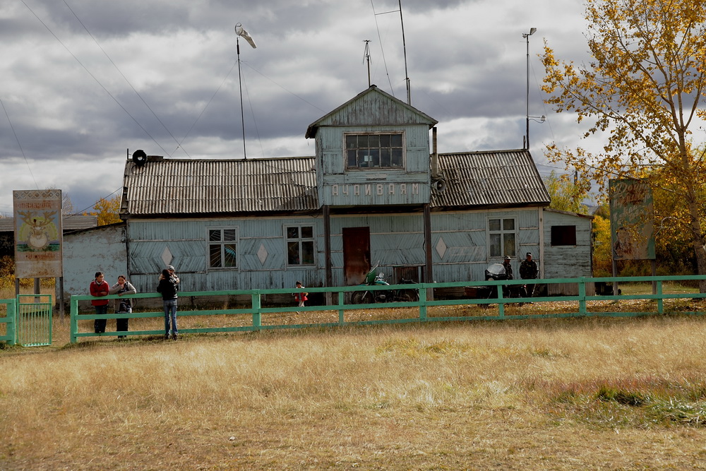 Поселок жила. Аэропорт в деревне. Отдалённые деревни Камчатки. Деревня Городец Пенжинский район. Поселок аэропорт население.