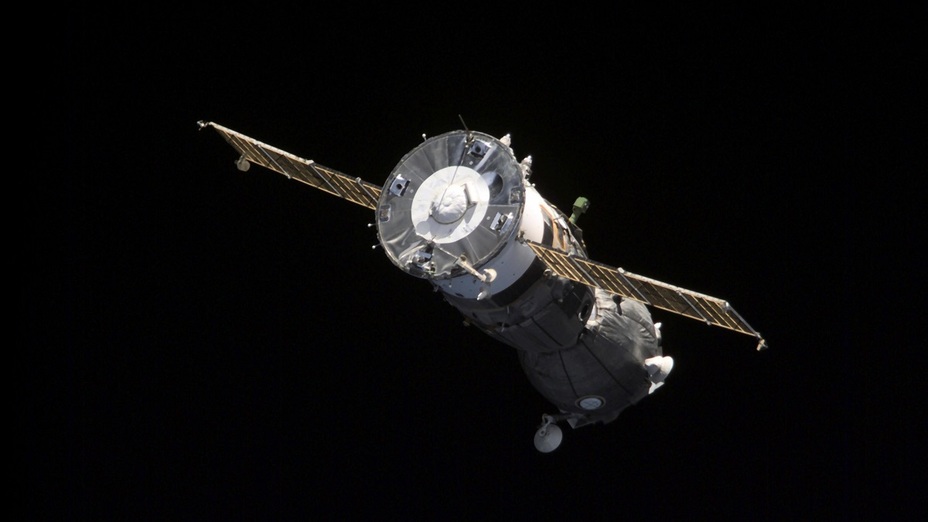 ​Космический корабль «Союз ТМ-32» на орбите; 2001 год. NASA spaceflight.nasa.gov - Туристом на орбиту | Warspot.ru