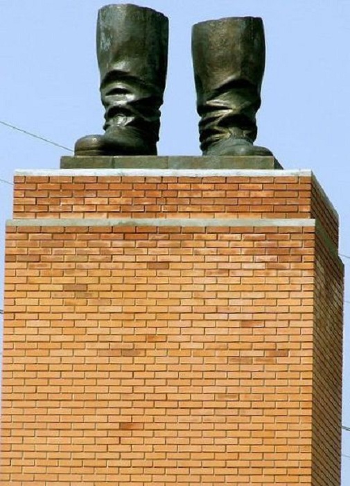 Обувь в искусстве: От изношенных башмаков Ван Гога и сапог Сталина до изящной женской туфельки с шедевром Боттичелли на стельке Обувь в искусстве: От изношенных башмаков Ван Гога и сапог Сталина до изящной женской туфельки с шедевром Боттичелли на стельке