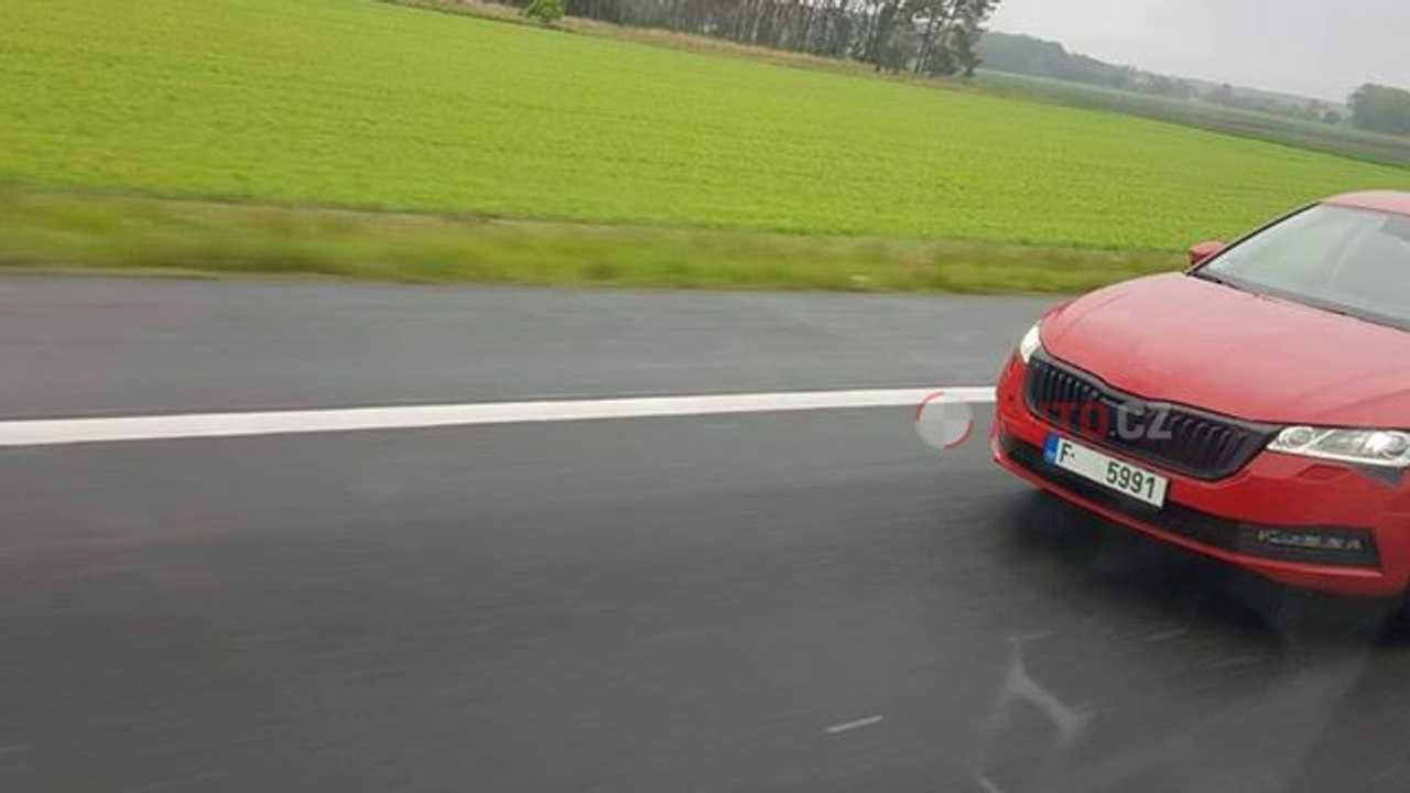 Новые Skoda Superb и Octavia Combi лишились камуфляжа