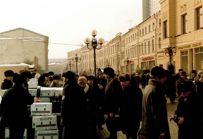 Уличная торговля апельсинами в Москве. Уличная торговля апельсинами в Москве.