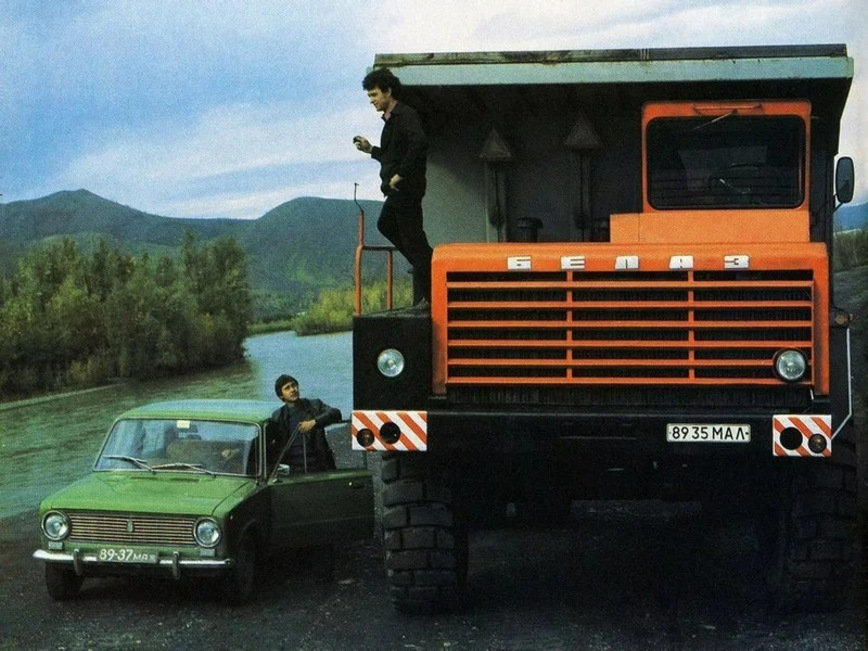 Теплые фотографии времен СССР с советскими автомобилями 