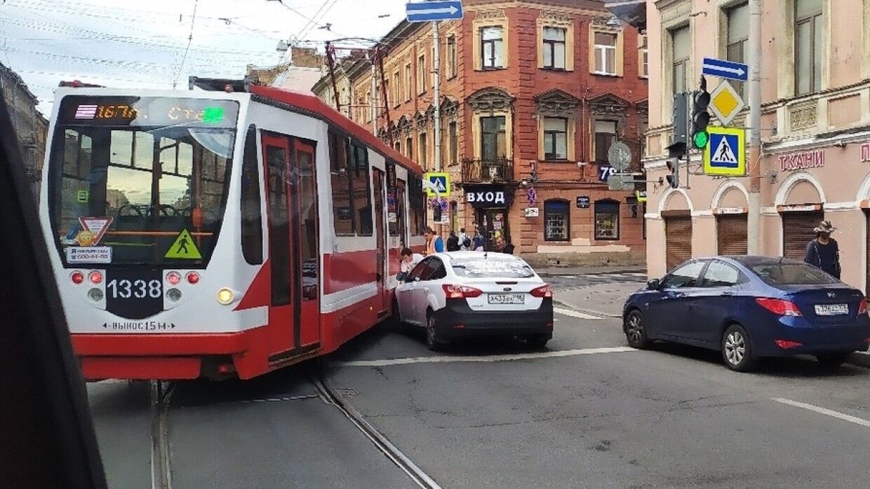 Один человек пострадал при столкновении автомобиля и трамвая в Москве