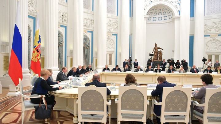 Альтернативная "Википедия" и покрасневший министр – важное из выступления Путина на Совете по русскому языку