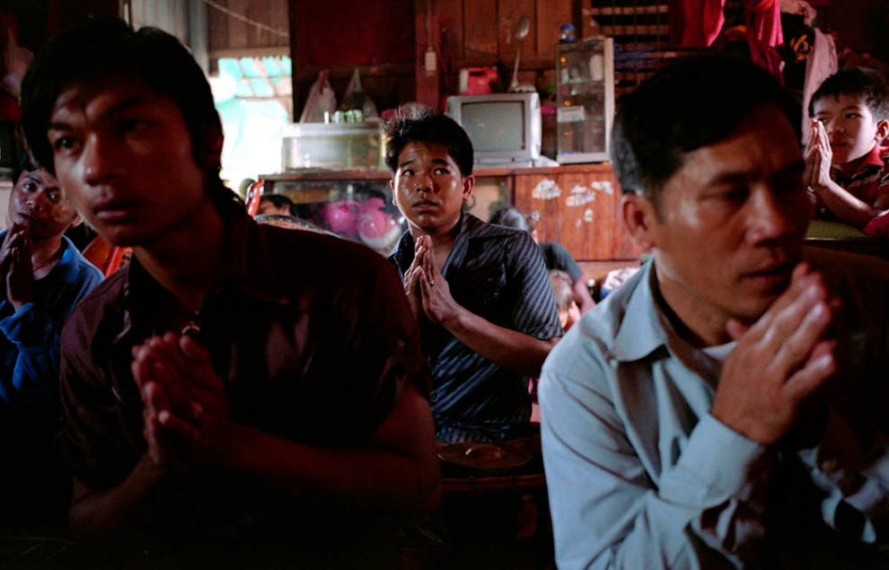 Колдуны Камбоджи Jerry, время, Баттамбанг, духов, удачу, является, недалеко, молятся, потом, чтобы, Колдун, татуировки, Молодой, человек, демонстрирует, кхмеров, Красных, который, после, дерева