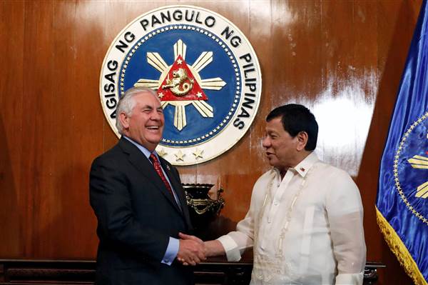 Изображение: Дутерте пожимает руку Тиллерсону во время встречи в президентском дворце в Маниле