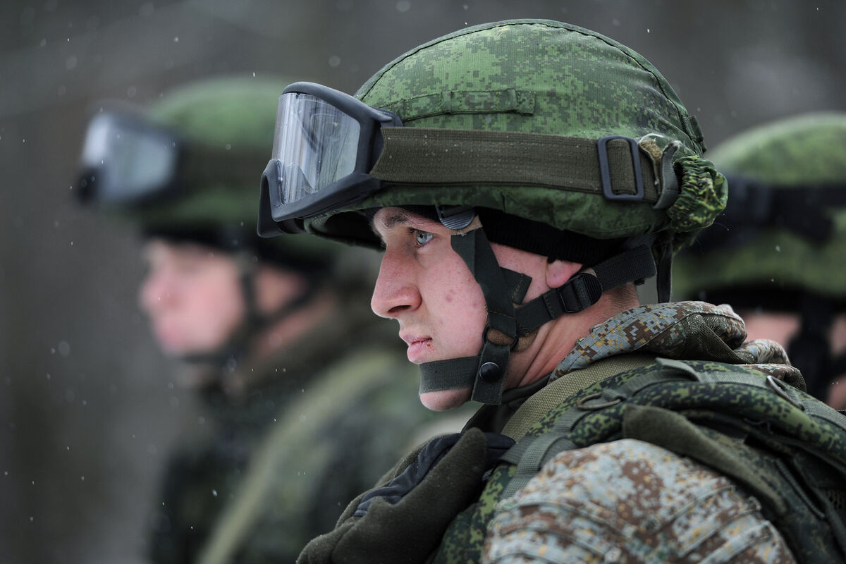 Начальница склада воинской части во Владикавказе получила 6 лет за продажу шлемов и прицелов